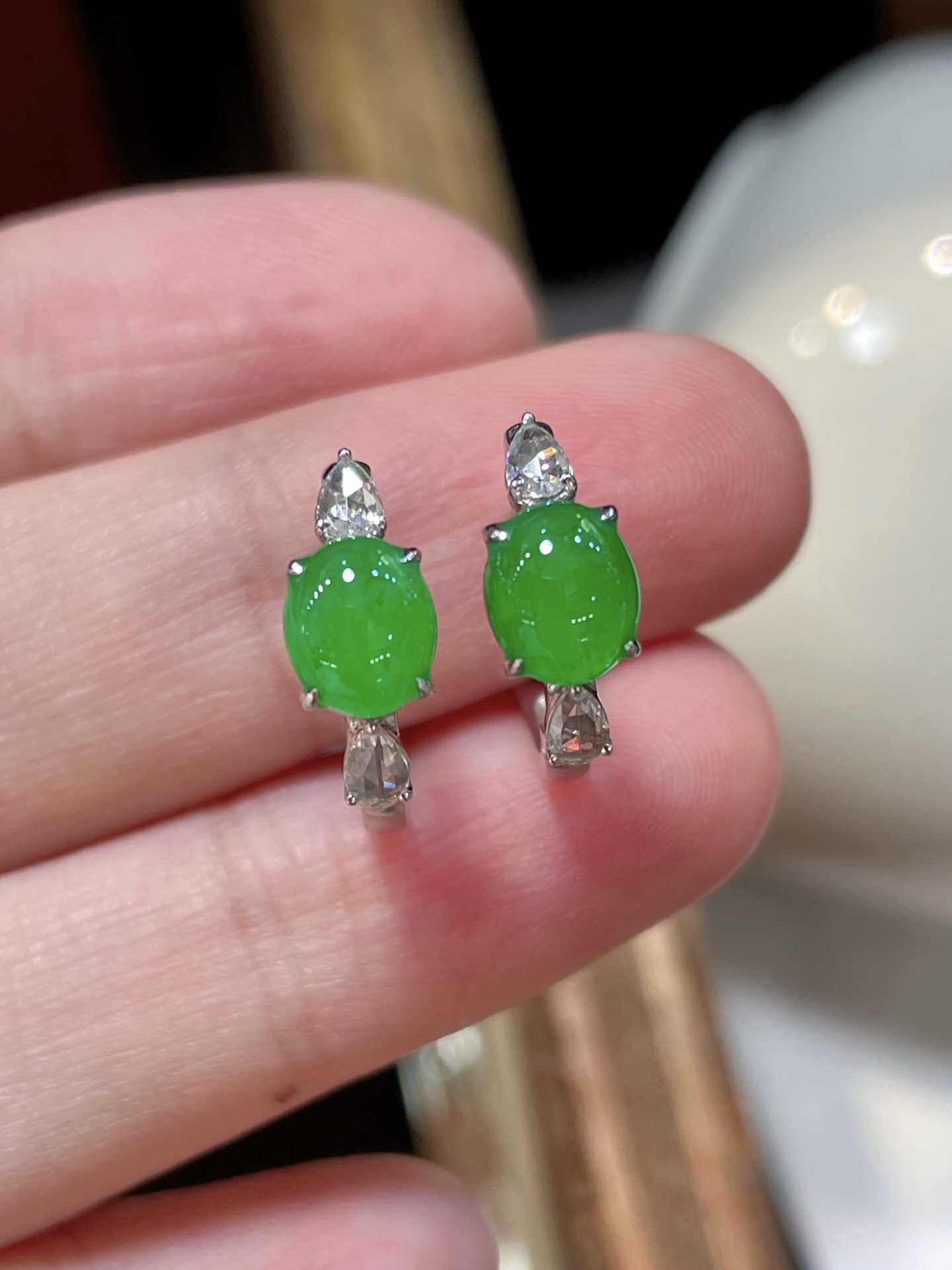 ️ 性比高 精品翡翠蛋面耳钉 冰种阳绿色，起光，耳伴间的青翠绿滴 18k真金镶嵌，细腻水润，6.8-5.5-3