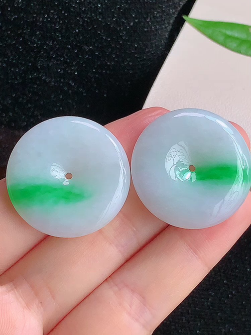同料平安扣一对，尺寸取一29.7-6.2mm，包A附证书，可送子女，可送夫妻，一对