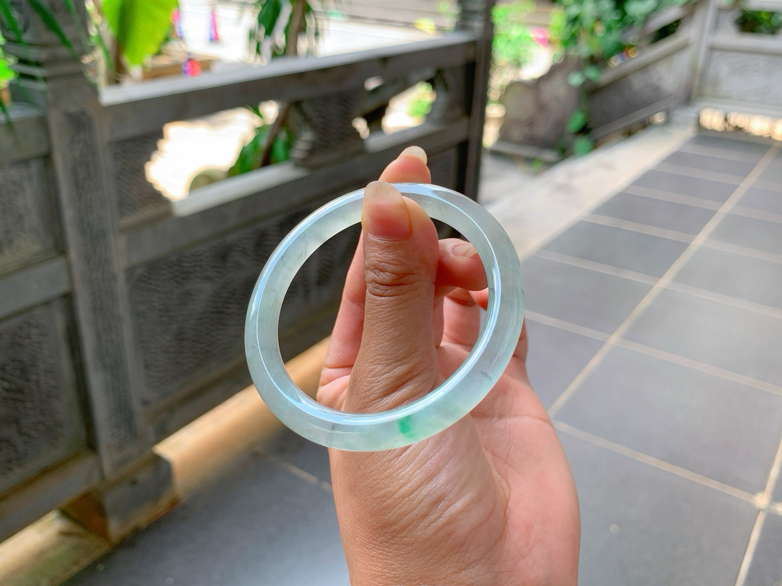 🪩｜52圈口
冰飘金丝绿美人条，条粗:6.9，水汪汪的，特别的透亮，夹杂着一点乌鸡花，