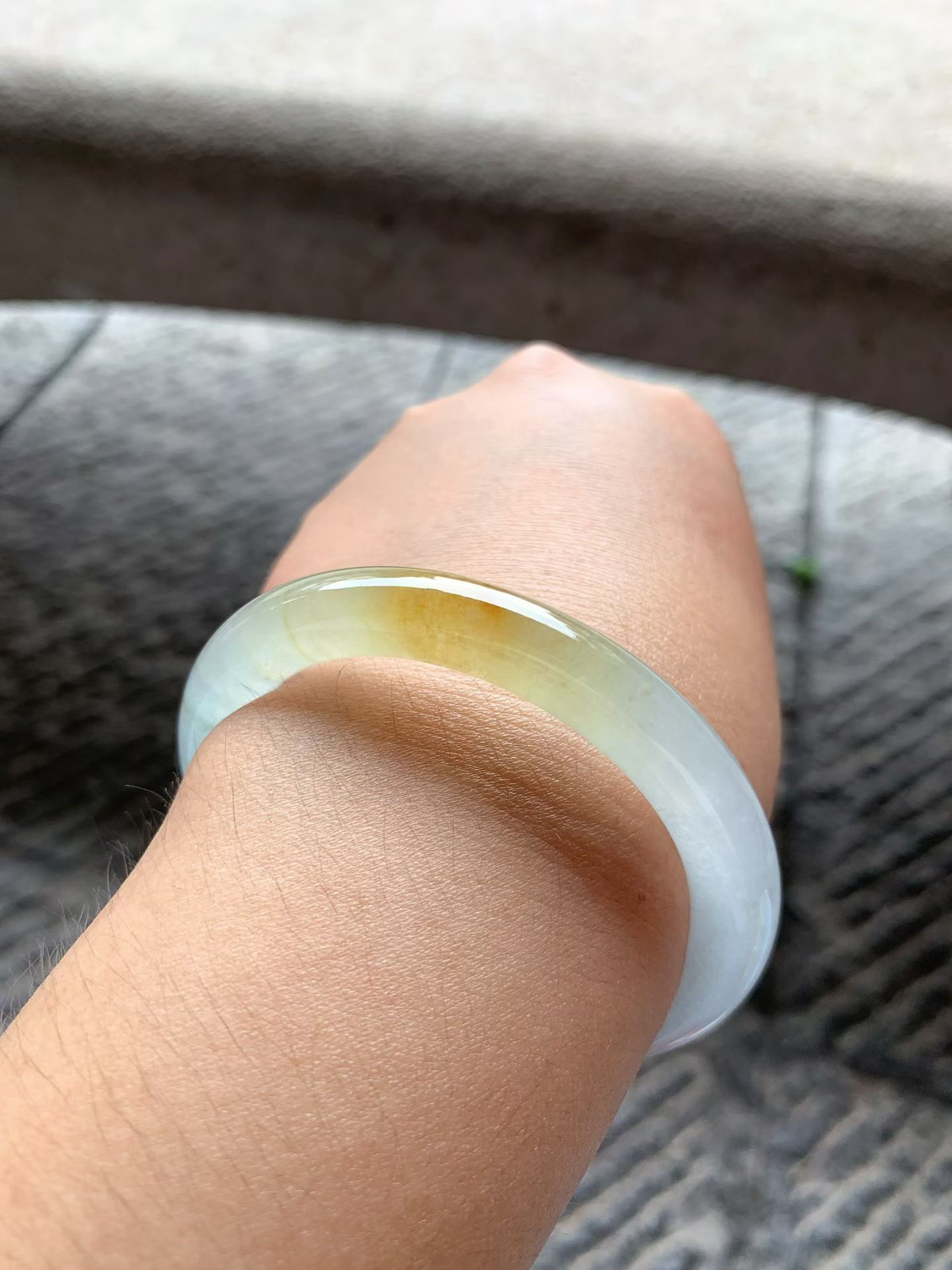 冰黄翡圆条手镯尺寸53.5*9*9 老种冰透，清润水足，胶润无比，色泽鲜黄，明媚动人！