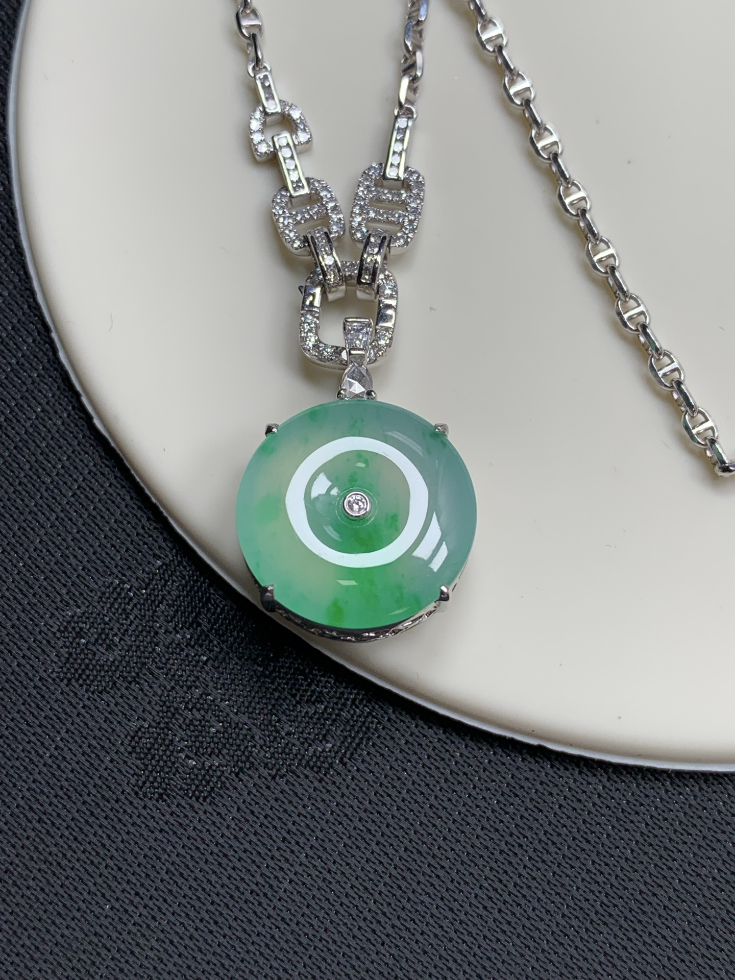 ️18K金镶嵌冰阳绿平安扣套链.种水.颜色清爽.高品质精品，17-2.8