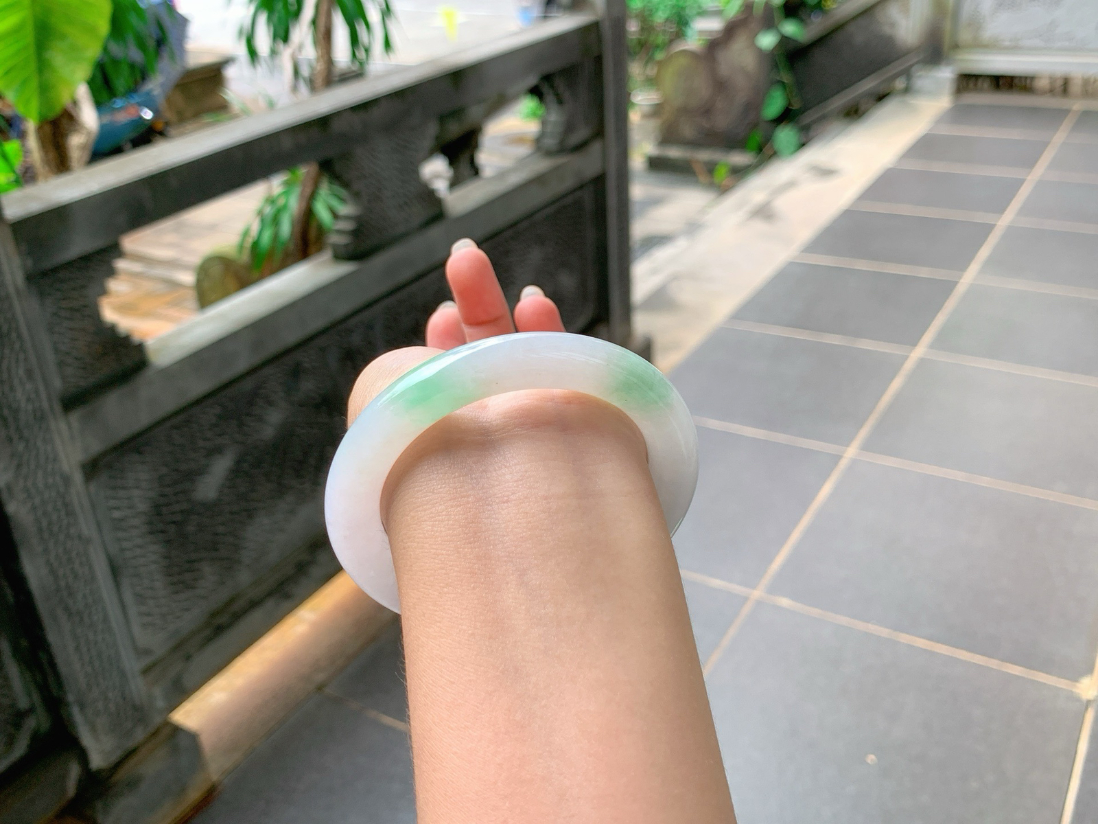 ｜58圈口
白底青福镯，条粗：10.7，圆圆胖胖的，冰润细腻，绿花清爽飘逸，
编号【06-09-02】