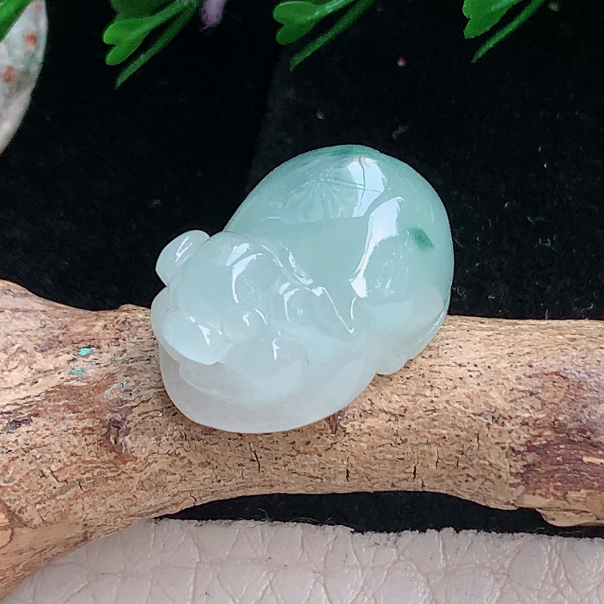 hx实拍18.5*13.2*9.3缅甸翡翠冰飘花生肖猪小吊坠