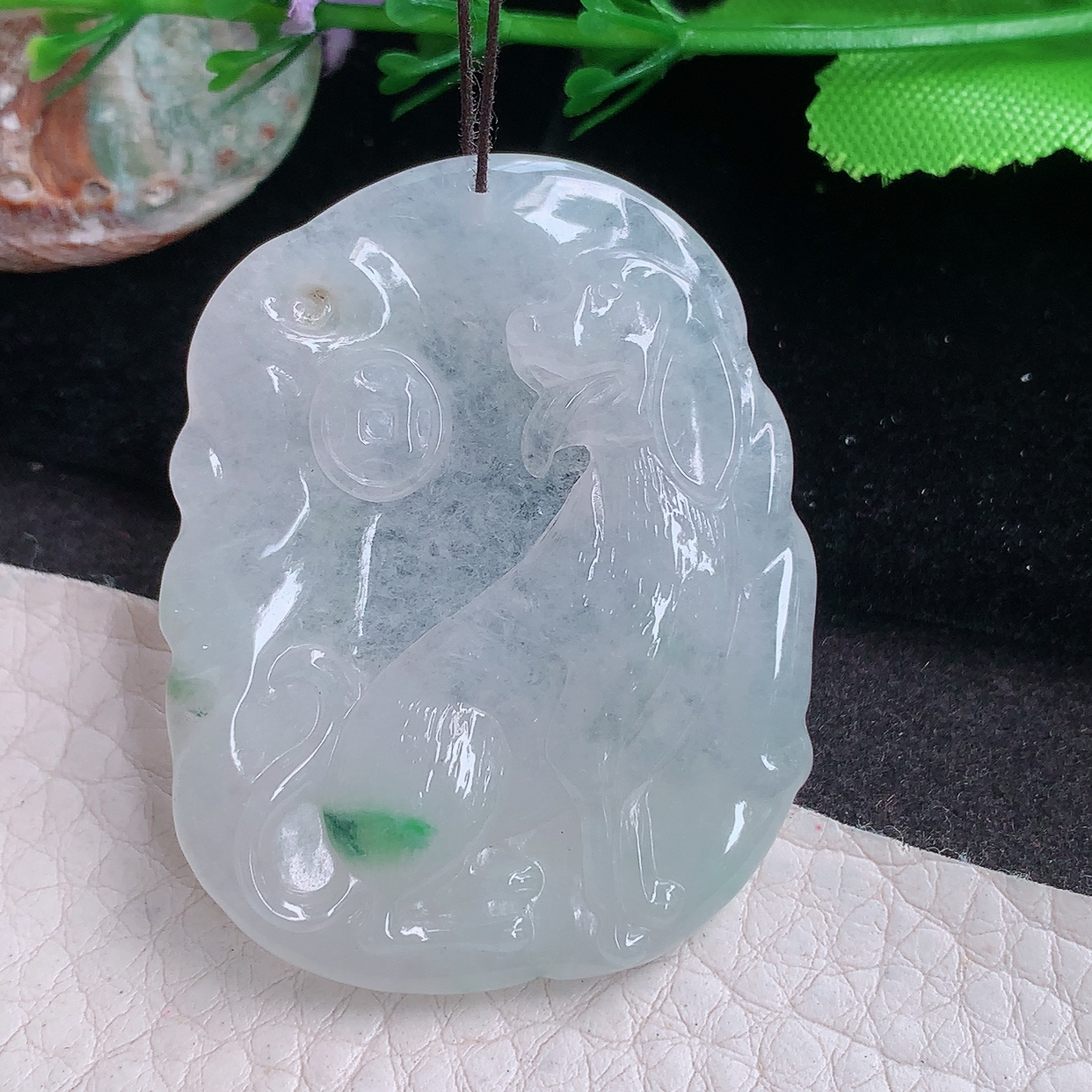 py实拍45.3*35.6*5缅甸翡翠精雕冰飘绿生肖狗 旺财玉项坠 玉挂件