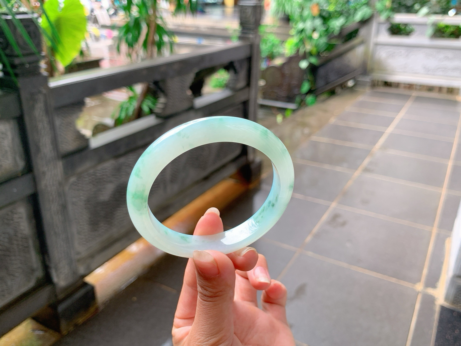 ️｜58圈口
淡淡的晴绿底，飘绿花，灵动可爱，底妆胶润细腻，