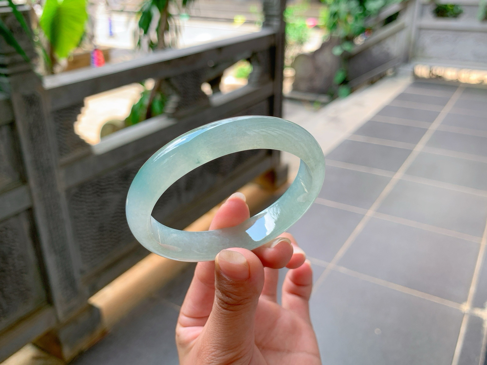 🪩｜57圈口
冰晴底贵妃手镯，飘一抹花，大贵妃，上手服帖度强，质地轻盈细腻水润透亮，