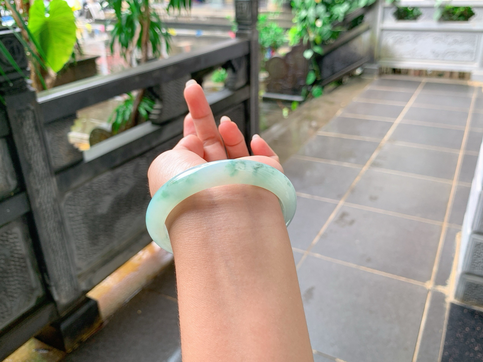 ️｜58圈口
淡淡的晴绿底，飘绿花，灵动可爱，底妆胶润细腻，