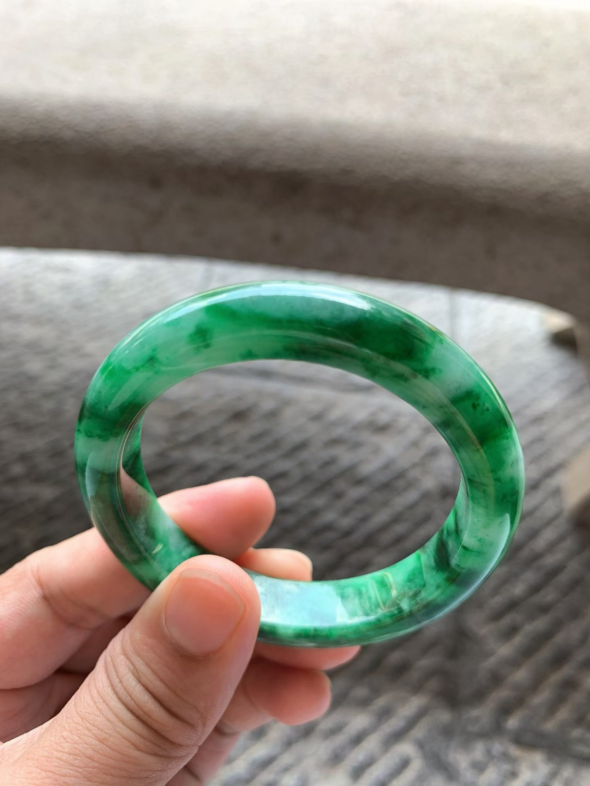 满色正圈手镯尺寸53*12*9 种质细腻，釉洁水润，颜色鲜艳，明丽动人，上手艳丽醒目！