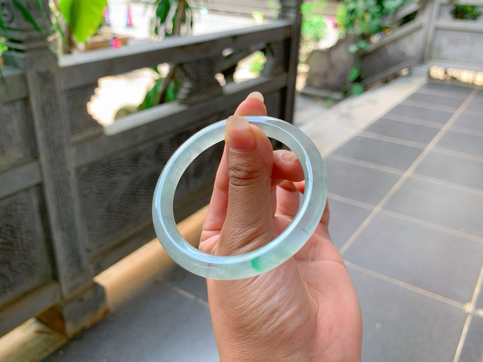 🪩｜52圈口
冰飘金丝绿美人条，条粗:6.9，水汪汪的，特别的透亮，夹杂着一点乌鸡花，