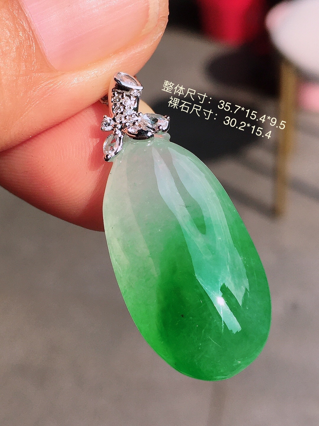 ️飘绿福瓜吊坠，18k金豪华镶嵌，无裂，种水超好，玉质细腻。，35.7-15.4-9.5