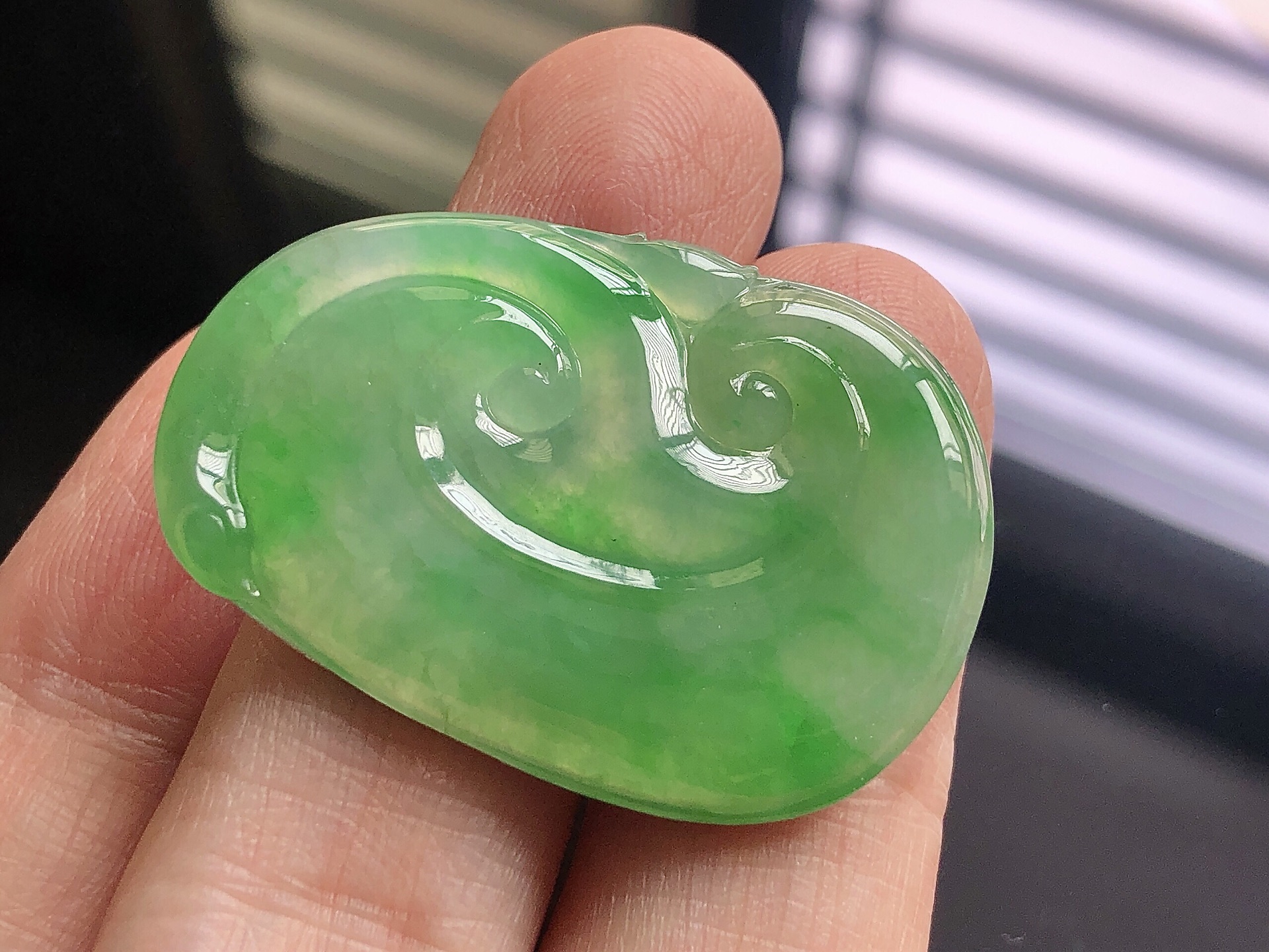 ️ 阳绿如意， 色泽艳阳，通透水润，玉质细腻，夺目迷人，镶嵌效果，品相，无裂，尺寸37.1*25.6*3