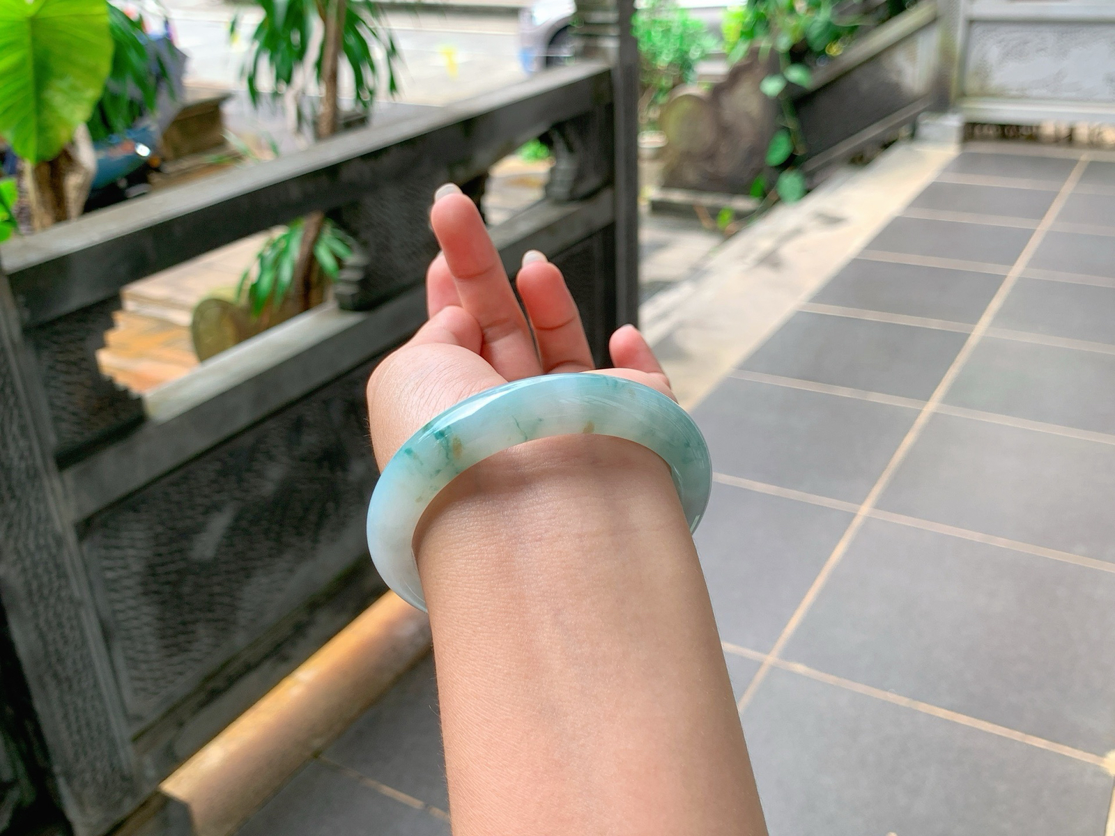 ️｜56圈口
冰飘花翡翠手镯，飘蓝花，带黄翡，清爽大气，冰润细腻，
