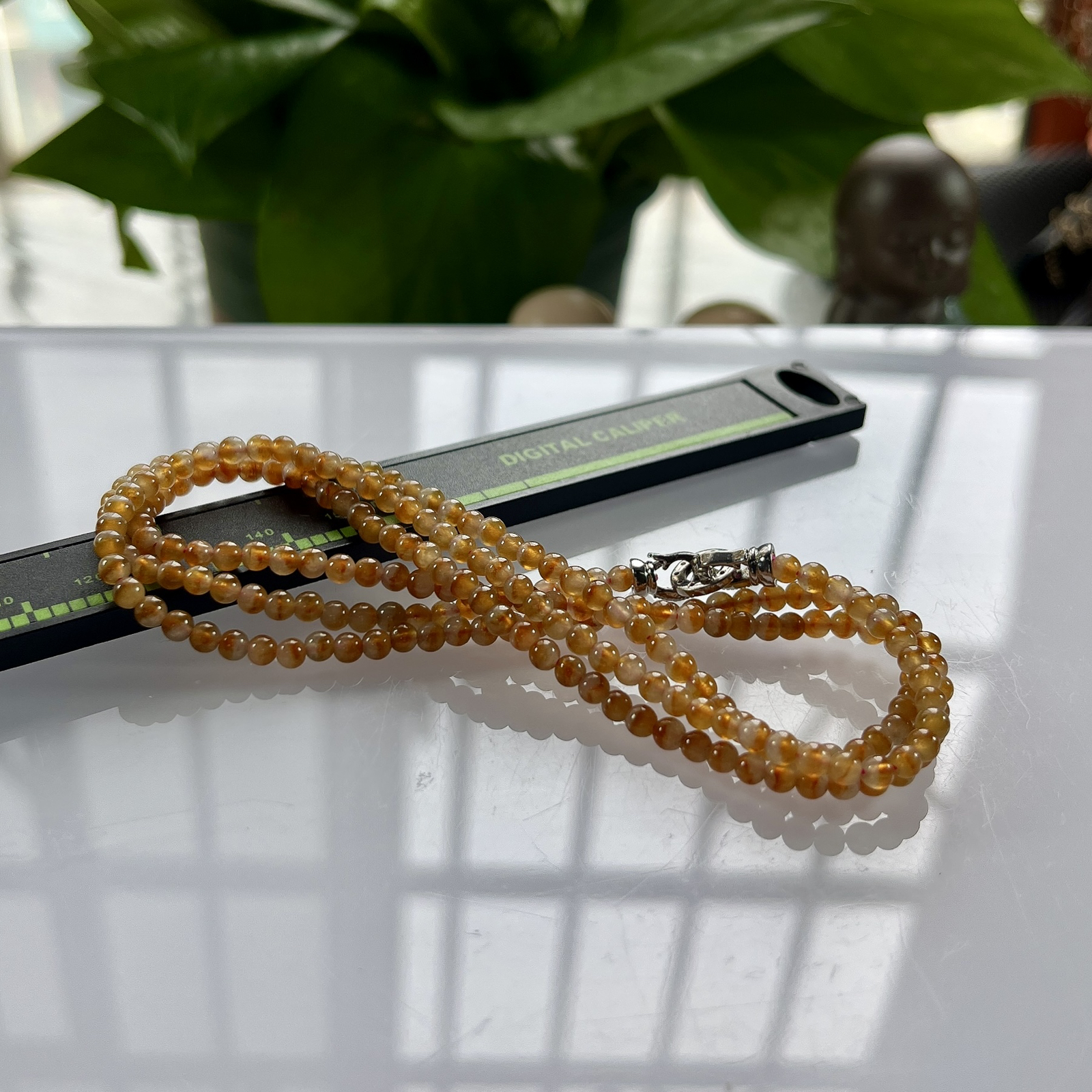 缅甸天然翡翠A货，卡3.3冰种起光起胶黄翡冰黄小米珠项链手链，尺寸：珠子3.3mm/216颗，长度685mm，重量：14.65g，天然黄。