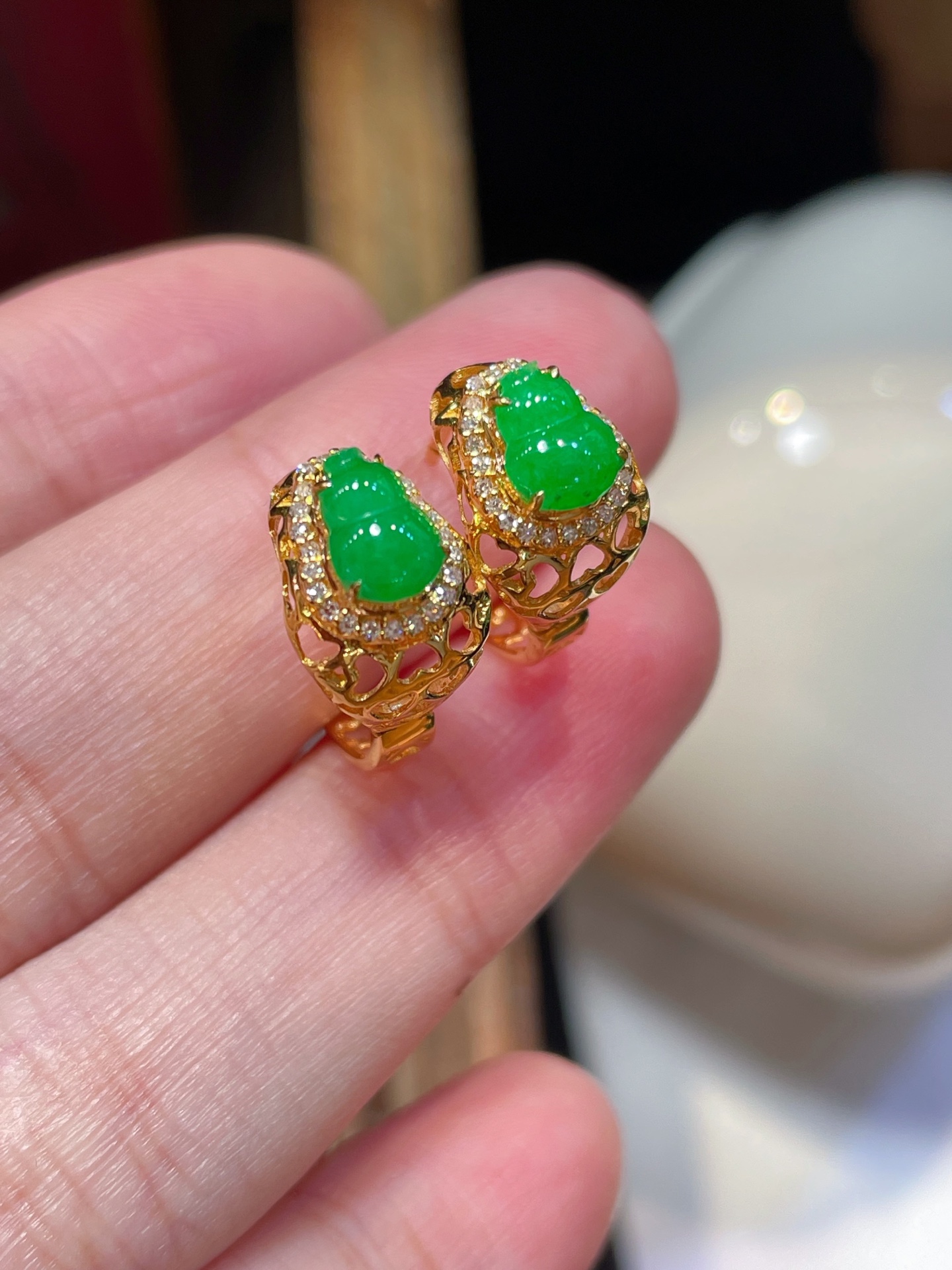 ️ 性比 精品翡翠葫芦耳钉，满色水头足 这款很精致 18k真金真钻镶嵌，料子饱满细腻 种水，6.5-4.9-2.3