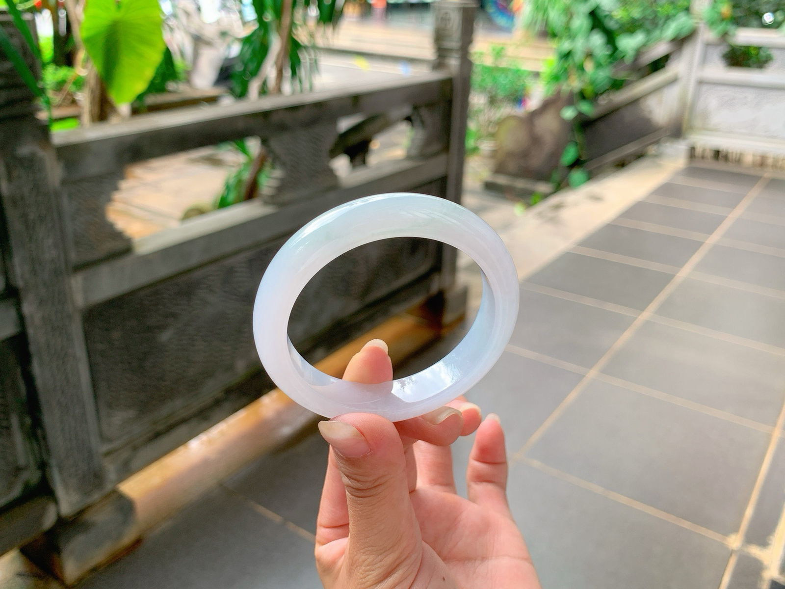 ｜53圈口
淡淡的粉春色，飘绿丝丝，底妆胶胶润润的，特别细腻，仙仙粉粉的很精致，