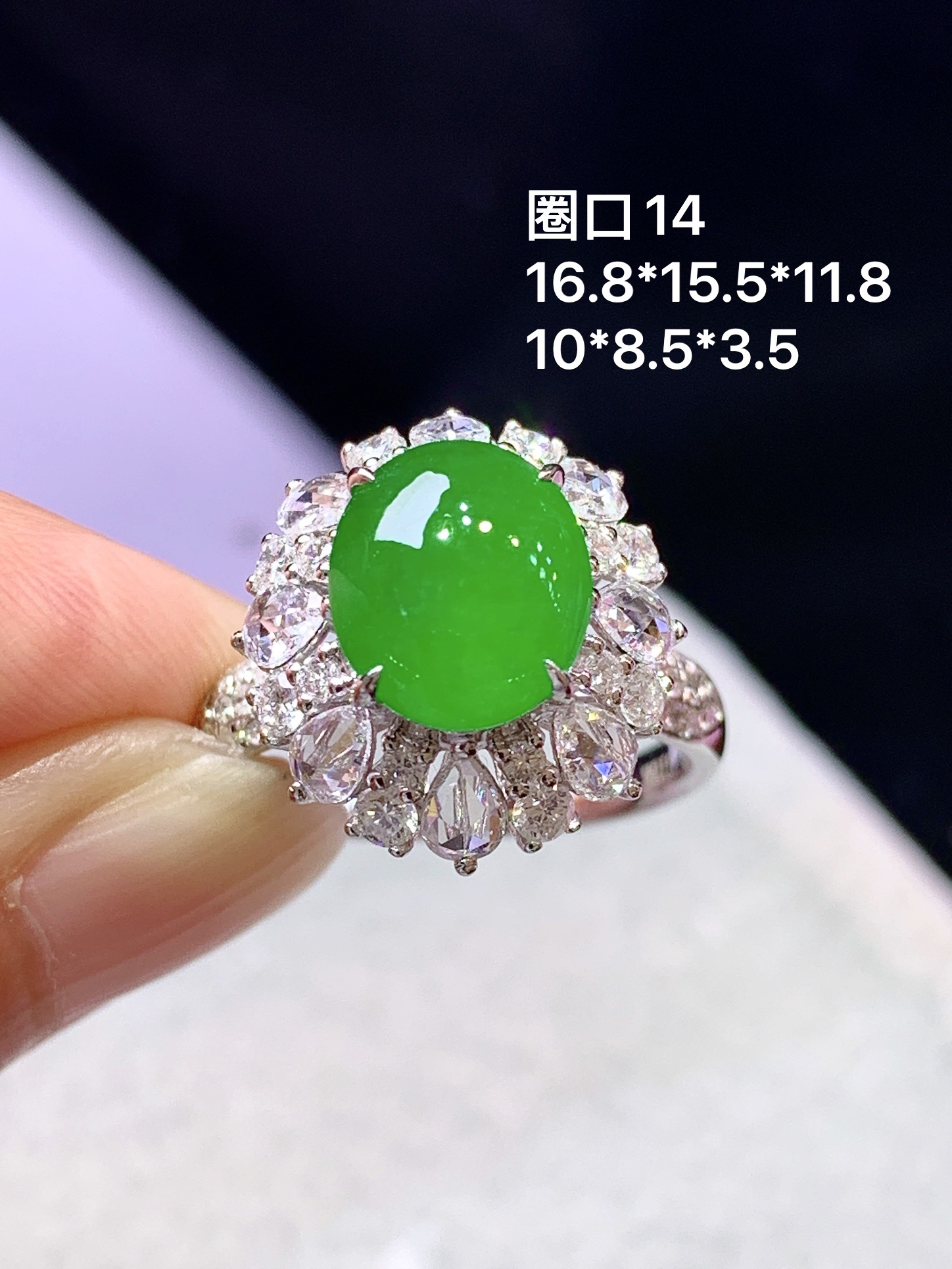 18金钻镶嵌冰满绿蛋面戒指 玉质细腻 色泽艳丽清新 圈口14 整体尺寸16.8*15.5*11.8 b6
