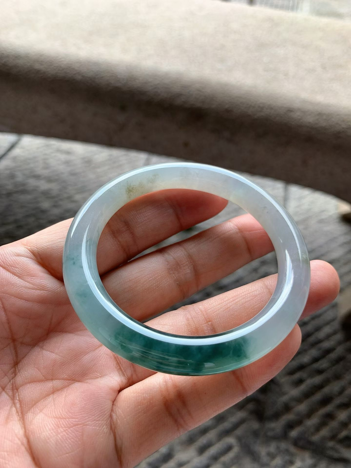 飘蓝花圆条手镯尺寸52*9*9 老种通透，水润光泽，水墨花色，灵动飘逸，带表皮黄翡！