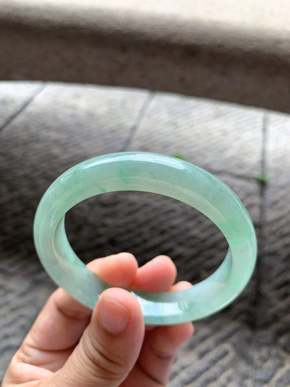 飘阳绿正圈手镯尺寸58*13*8 通透水润，整体淡绿底子，一抹翠色正阳鲜辣，上手端庄大气！