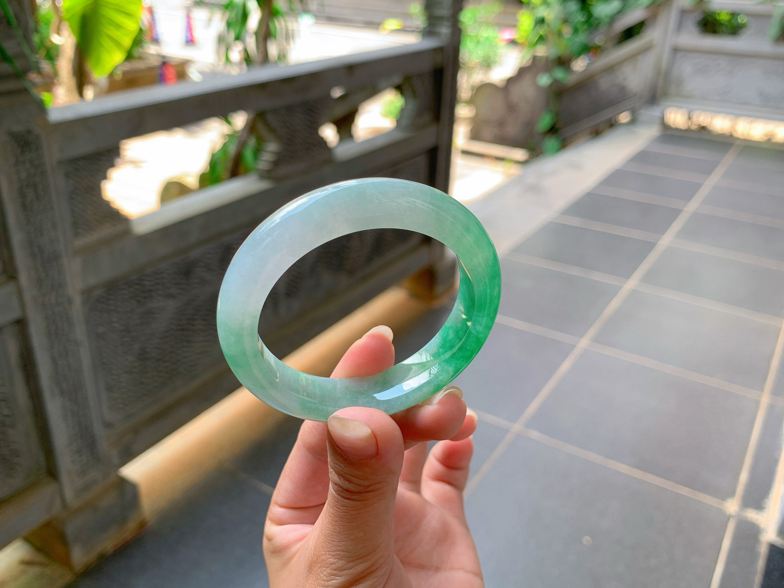 ｜50圈口
冰飘绿花，飘逸浓郁，水润润的，像精灵的裙摆一样，小巧精致，