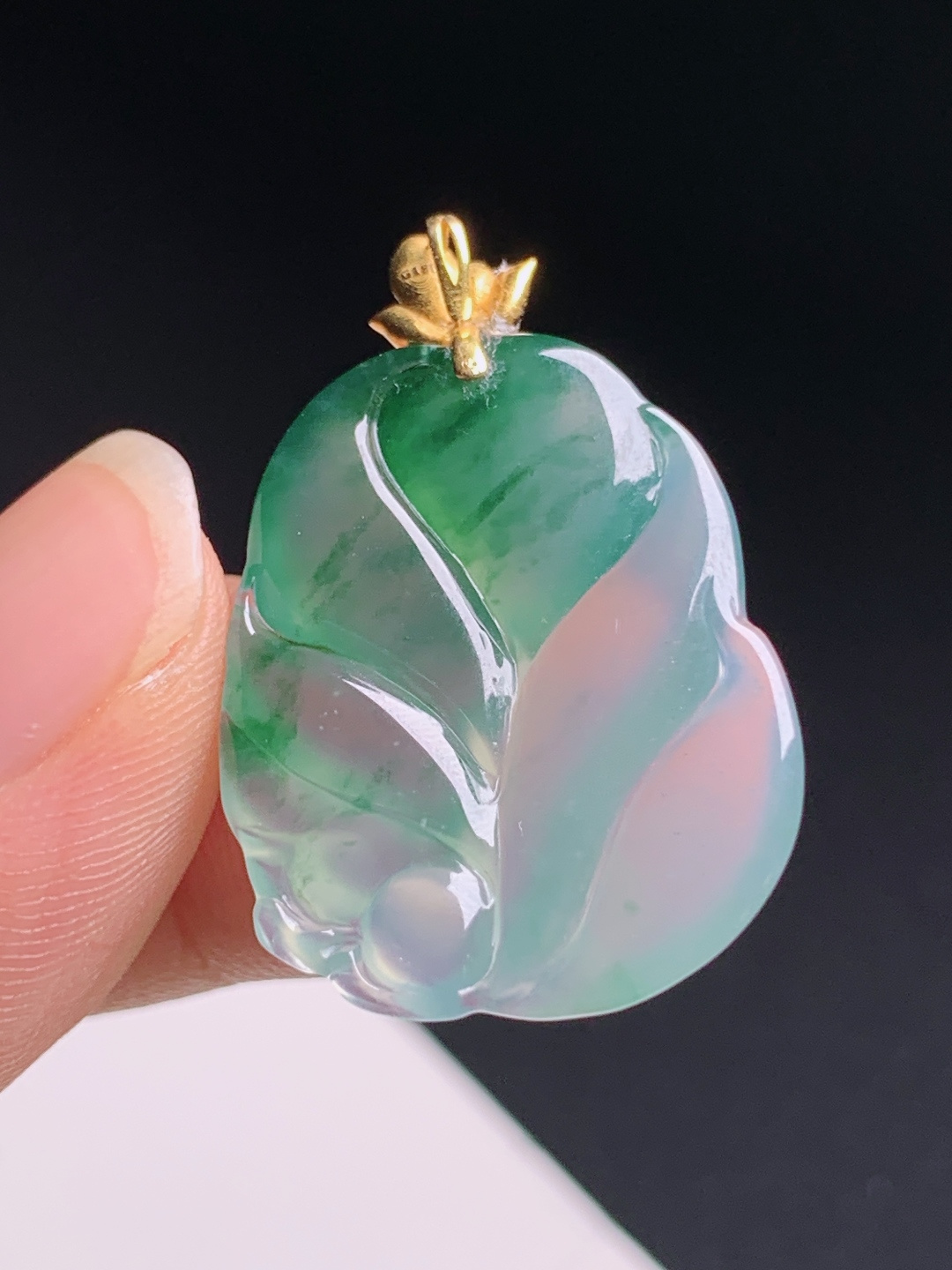 冰飘绿九尾狐吊坠，18K金莲花扣头，种水冰润雕工灵动