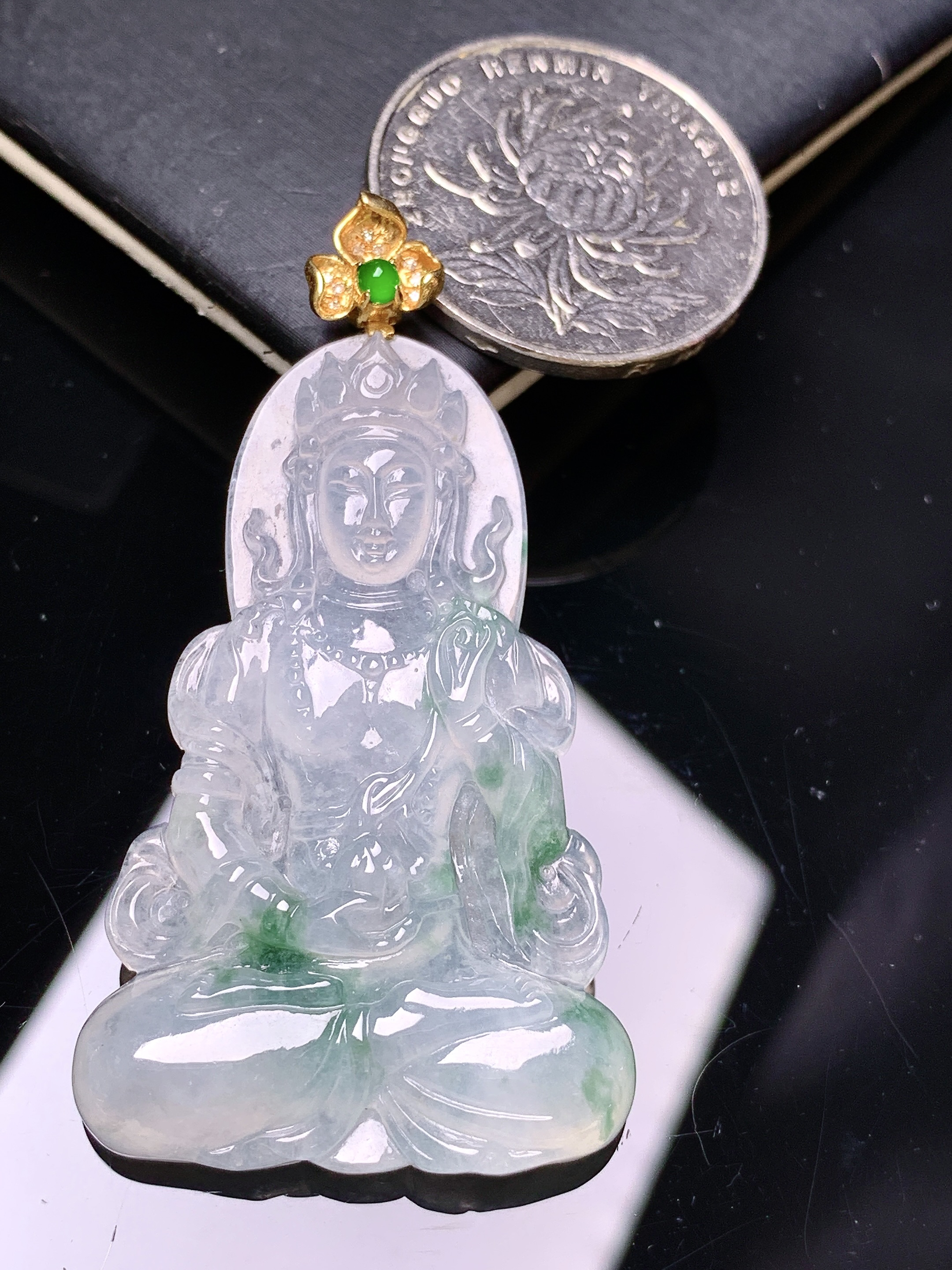 18金镶嵌飘绿观音菩萨吊坠 玉质细腻 色泽艳丽清新 整体尺寸53.8*29*5 2x