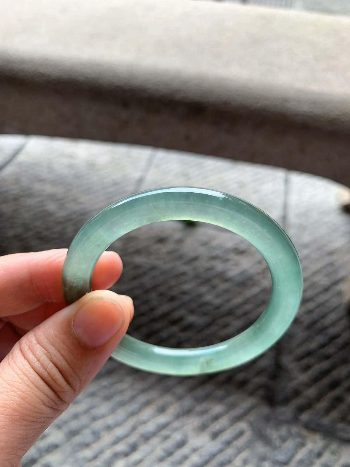 湖水绿圆条手镯尺寸51.5*7*8.5 老种通透清澈，刚性十足，水头饱满充盈，底色清透柔和，微天然矿物小点！