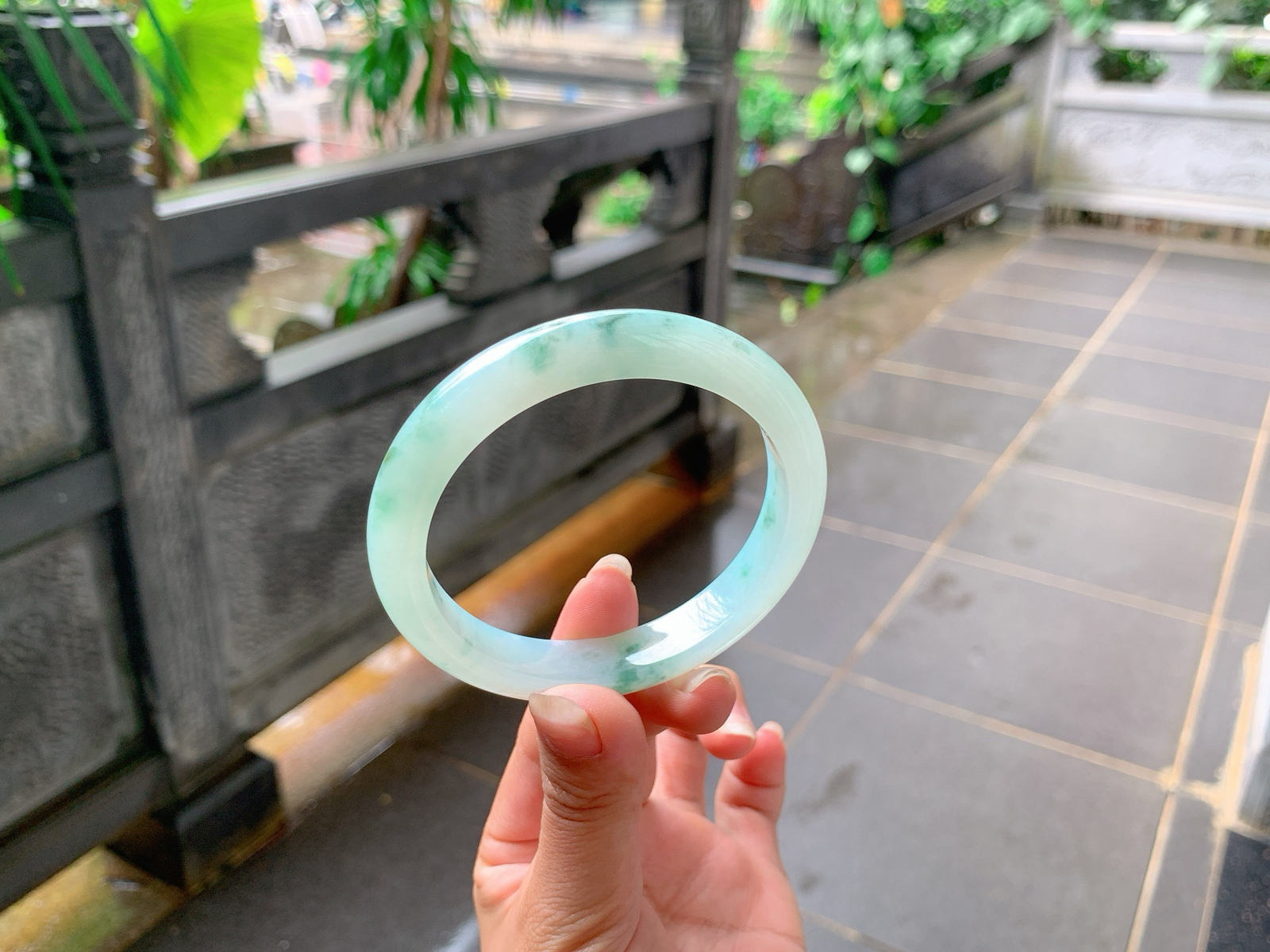 ️｜58圈口
淡淡的晴绿底，飘绿花，灵动可爱，底妆胶润细腻，
