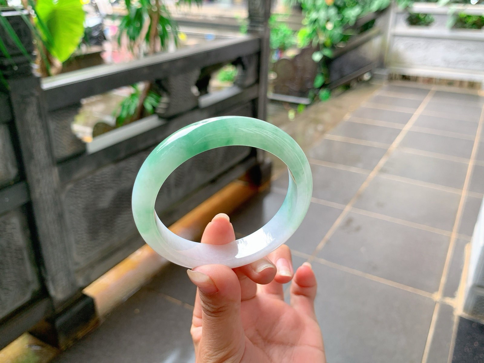 ️ ｜56圈口
冰飘绿花，浅绿色，如海藻花一般，色泽搭配的很养眼，优雅端庄，