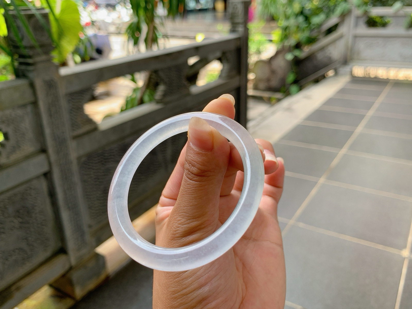 ️｜50圈口
白月光，冰冰镯，条粗:6.8，像冰块一样，很衬这个季节，戴在腕间仿佛都怕它化了，