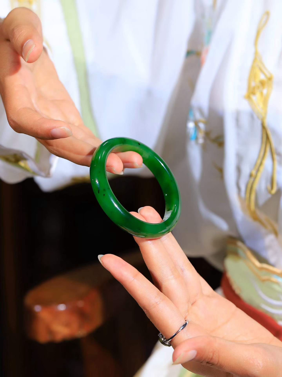 （碧色荡漾.手镯）

精品和田玉碧玉手镯，灼灼其华想像靓妆淡伫 ，腕间绿意跳脱冰壶莹，坐间静对，