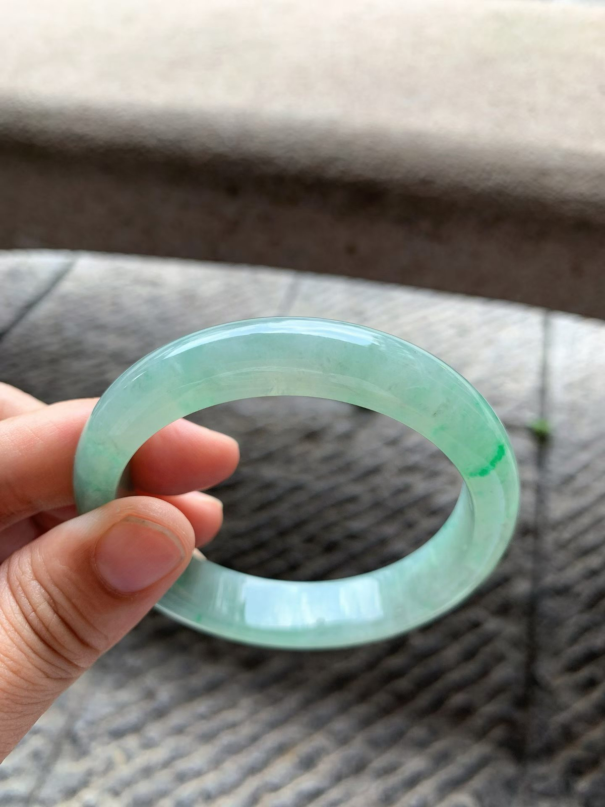 飘阳绿正圈手镯尺寸58*13*8 通透水润，整体淡绿底子，一抹翠色正阳鲜辣，上手端庄大气！