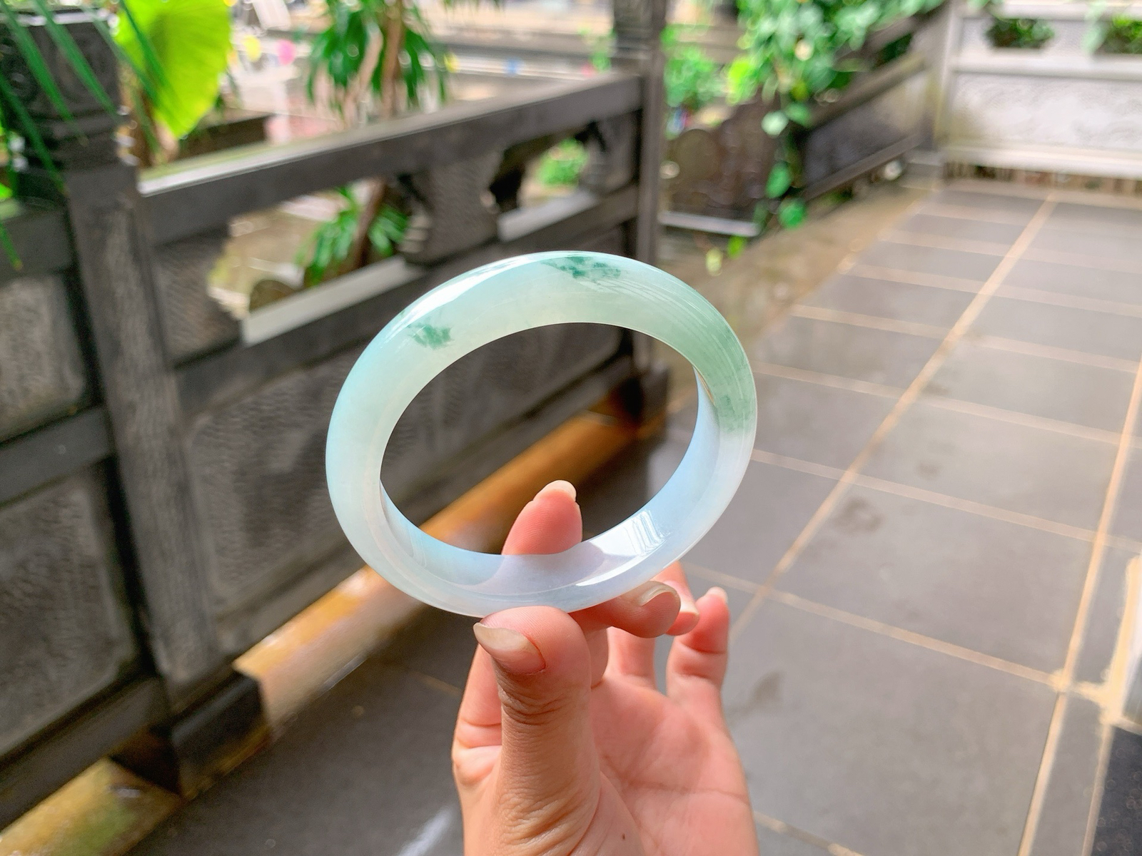 ｜59圈口
冰飘花翡翠手镯，带晴绿底，飘绿花，清雅 像飘逸的绿叶，