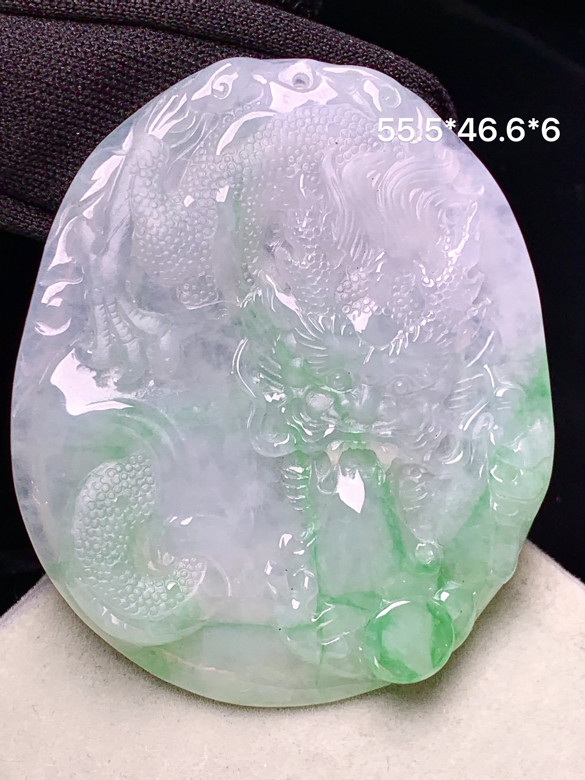 飘绿龙牌吊坠 玉质细腻 色泽艳丽清新 整体尺寸55.5*46.6*6 h3