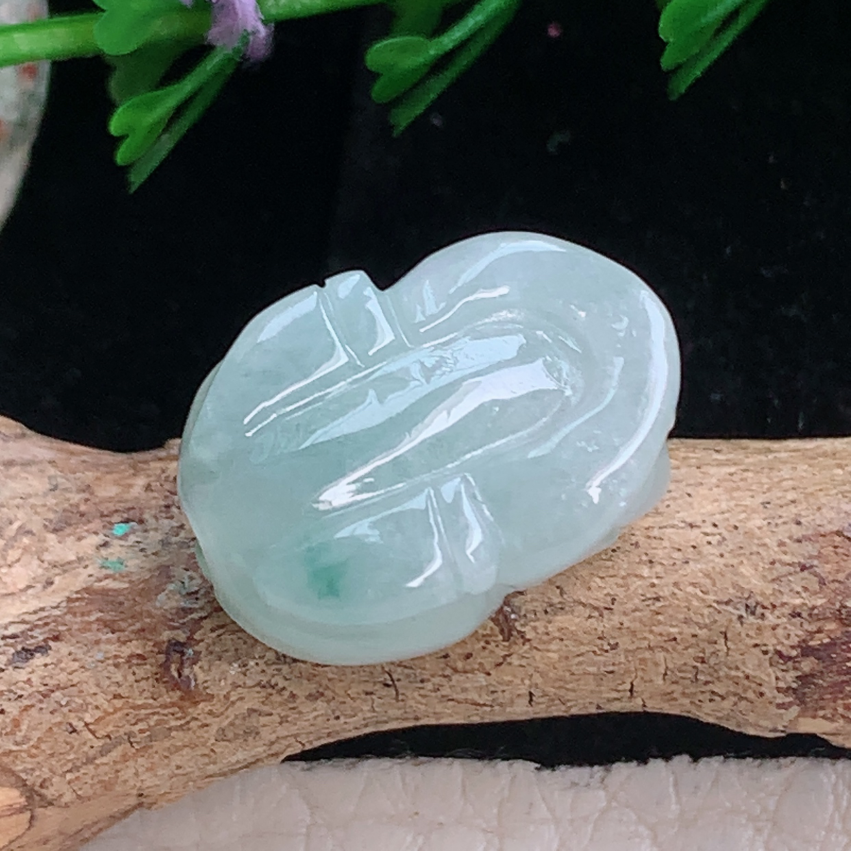 hx实拍18.5*13.2*9.3缅甸翡翠冰飘花生肖猪小吊坠