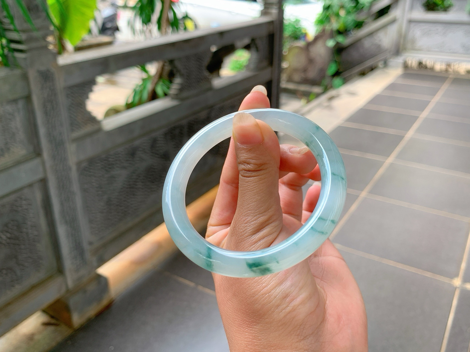 ️｜54圈口
冰飘花福镯，条粗:8.8，飘蓝花，花色飘逸清新，灵动大方，水润清透，