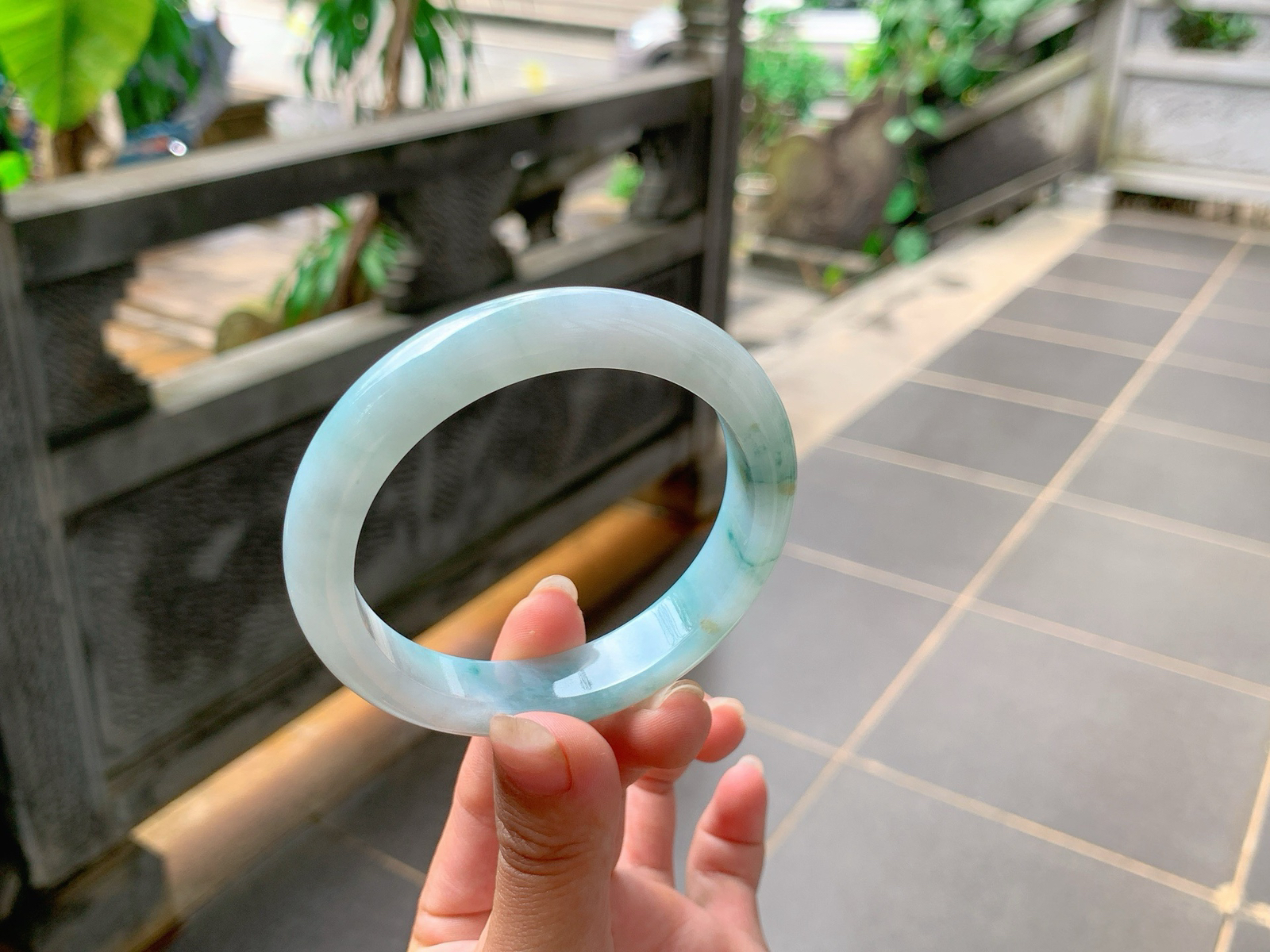 ️｜56圈口
冰飘花翡翠手镯，飘蓝花，带黄翡，清爽大气，冰润细腻，