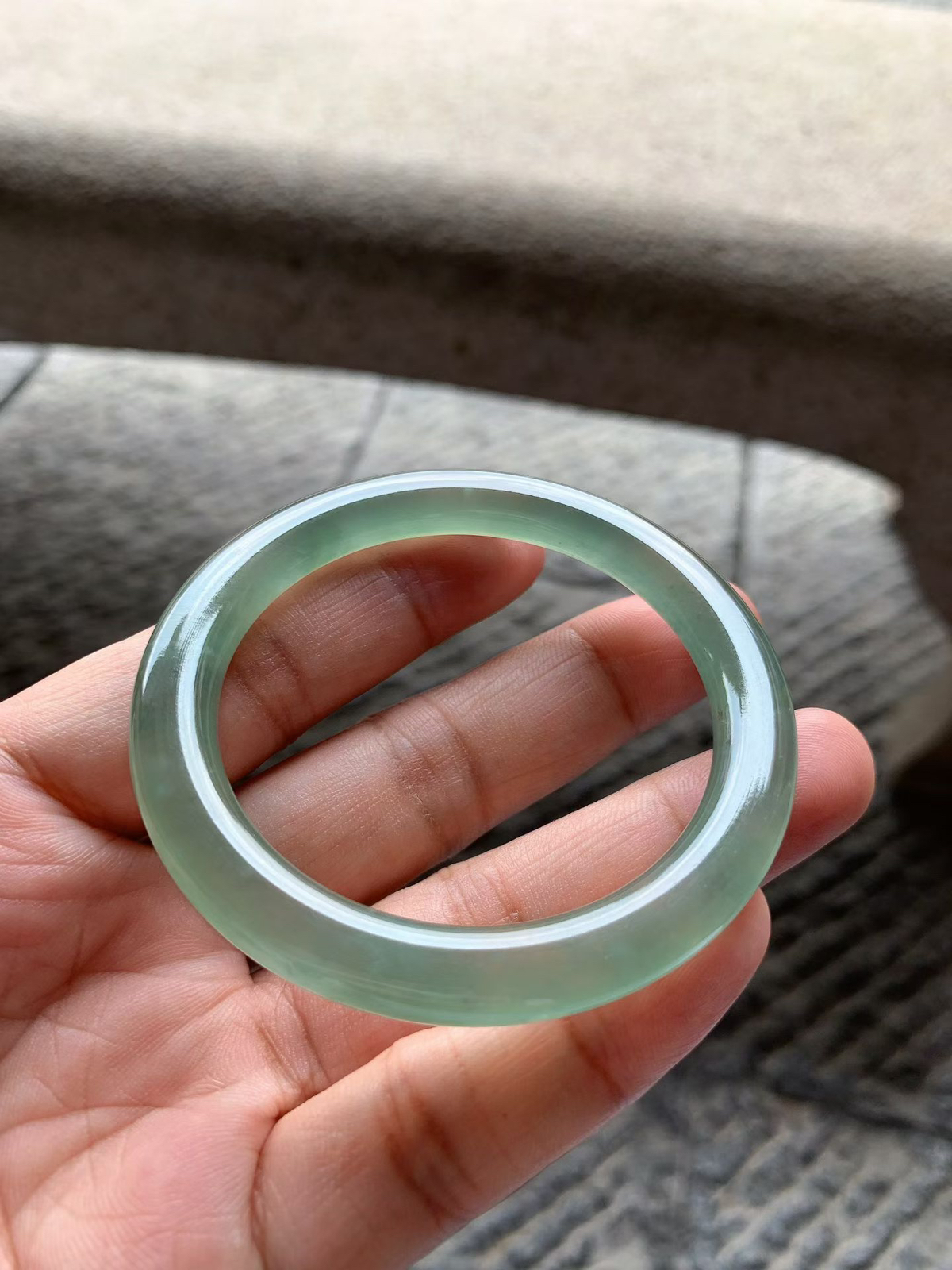 湖水绿圆条手镯尺寸51.5*7*8.5 老种通透清澈，刚性十足，水头饱满充盈，底色清透柔和，微天然
