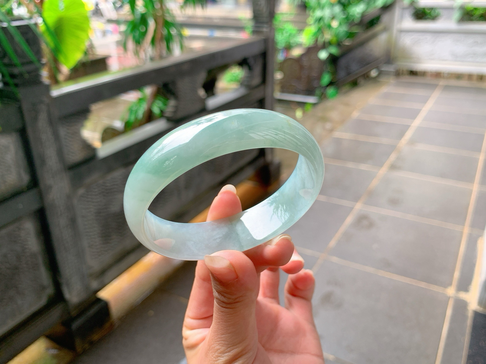 ｜62圈口
冰晴底贵妃手镯，超级大贵妃，版型又足够好，宽厚大气，背面带一点洒金，
