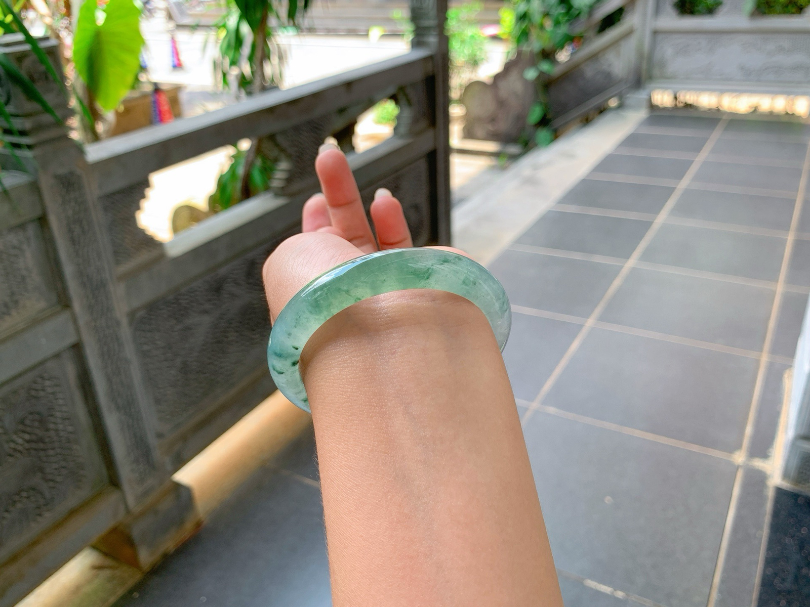｜55圈口
冰飘花翡翠手镯，绿花清爽飘逸，亮晶晶，透亮透亮的，水头特别足，