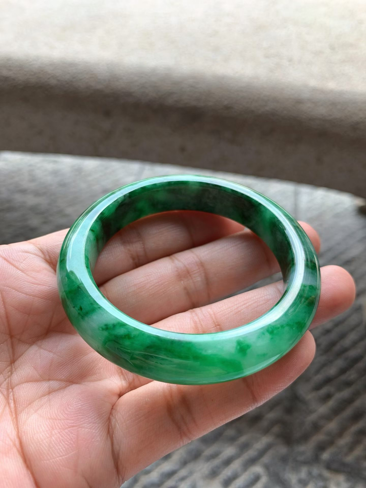 满色正圈手镯尺寸53*12*9 种质细腻，釉洁水润，颜色鲜艳，明丽动人，上手艳丽醒目！