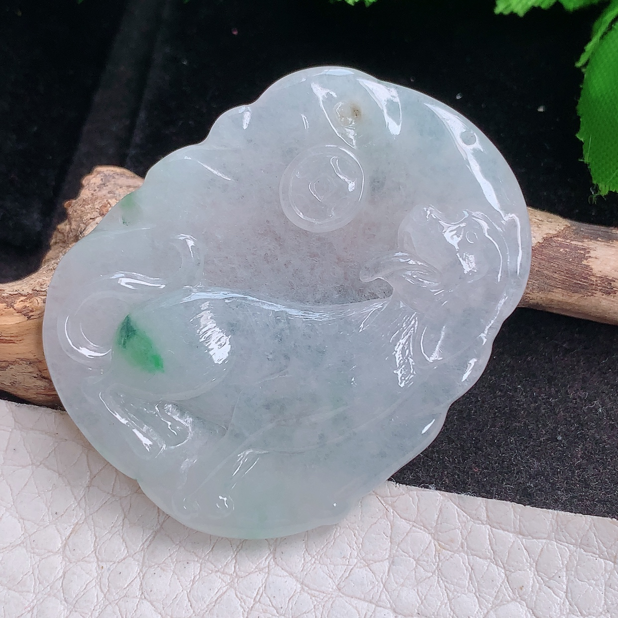 py实拍45.3*35.6*5缅甸翡翠精雕冰飘绿生肖狗 旺财玉项坠 玉挂件