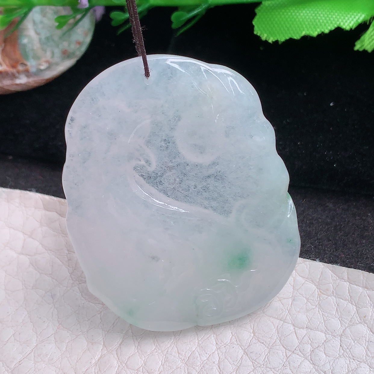 py实拍45.3*35.6*5缅甸翡翠精雕冰飘绿生肖狗 旺财玉项坠 玉挂件