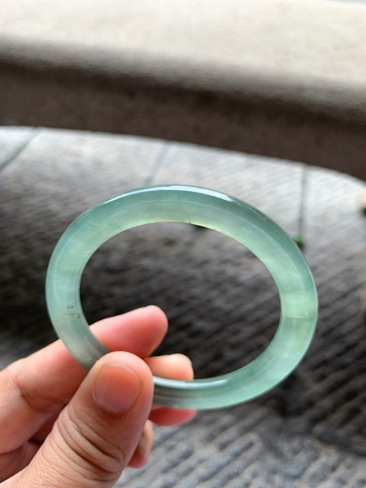 湖水绿圆条手镯尺寸51.5*7*8.5 老种通透清澈，刚性十足，水头饱满充盈，底色清透柔和，微天然矿物小点！