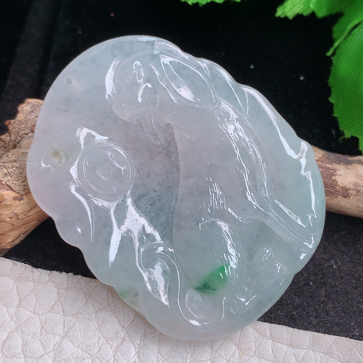 py实拍45.3*35.6*5缅甸翡翠精雕冰飘绿生肖狗 旺财玉项坠 玉挂件