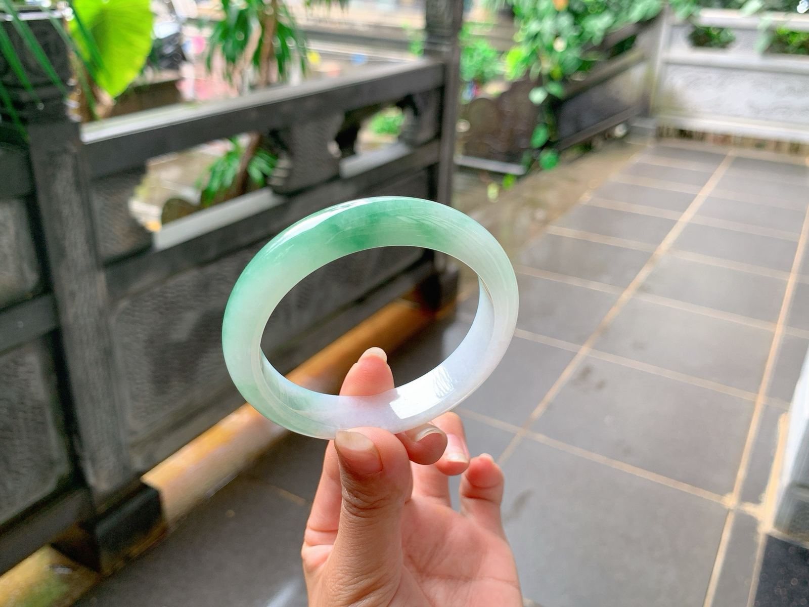 ️ ｜56圈口
冰飘绿花，浅绿色，如海藻花一般，色泽搭配的很养眼，优雅端庄，