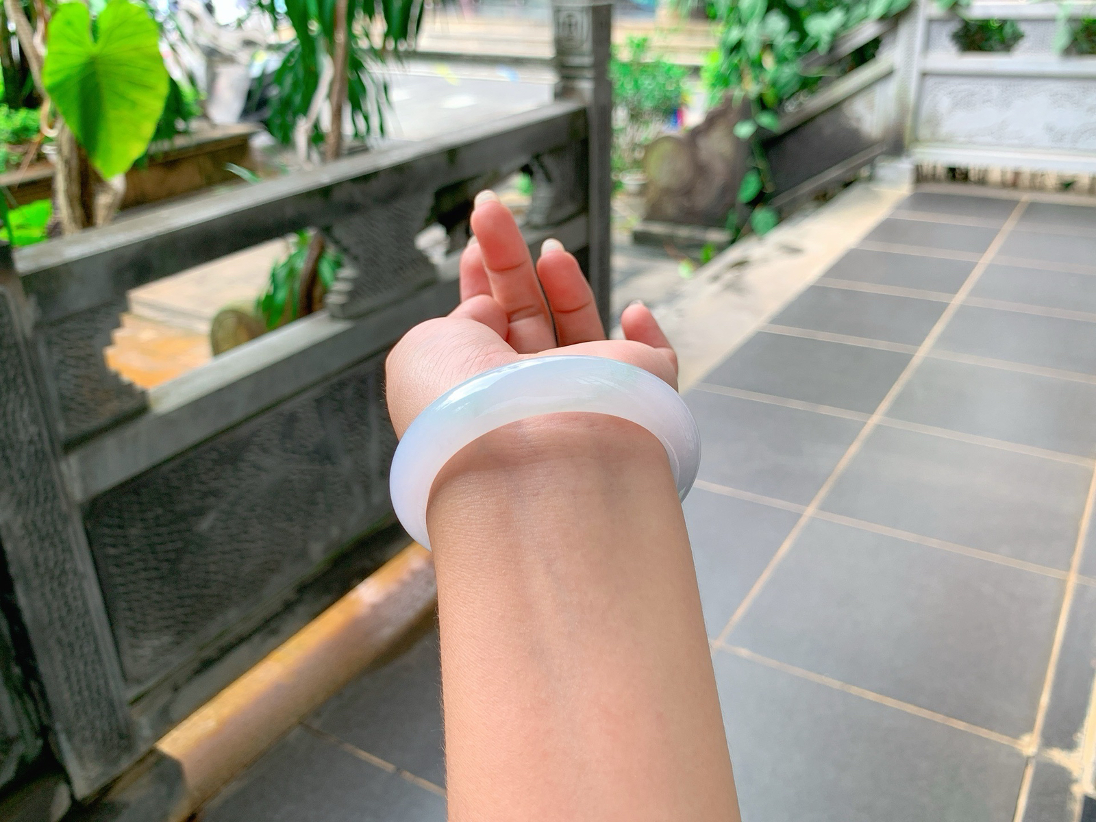 ｜53圈口
淡淡的粉春色，飘绿丝丝，底妆胶胶润润的，特别细腻，仙仙粉粉的很精致，