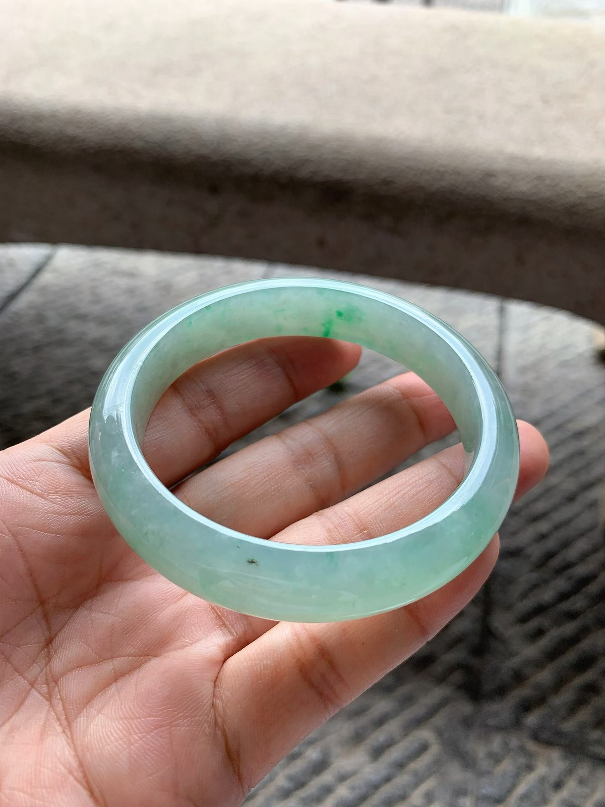飘阳绿正圈手镯尺寸58*13*8 通透水润，整体淡绿底子，一抹翠色正阳鲜辣，上手端庄大气！