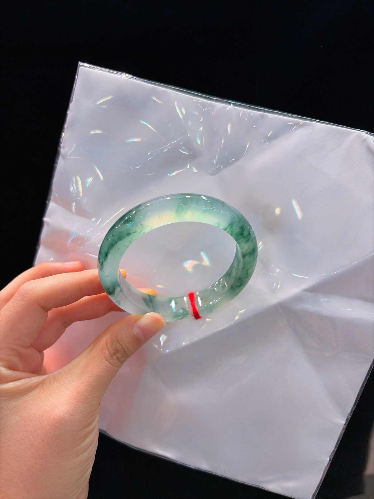 ️｜55圈口
【冰飘花】
整圈飘花肆意晕染，宛如天然水墨画卷
种质细腻温润，花色连绵满圈铺开
一镯藏山水，诗意藏腕间
规格【55.6/12.5/8.8】