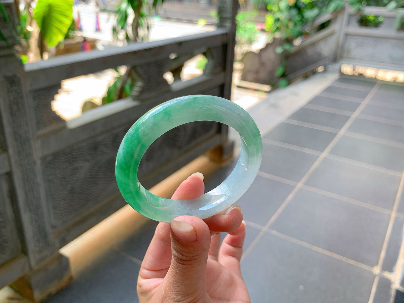 ｜50圈口
冰飘绿花，飘逸浓郁，水润润的，像精灵的裙摆一样，小巧精致，
