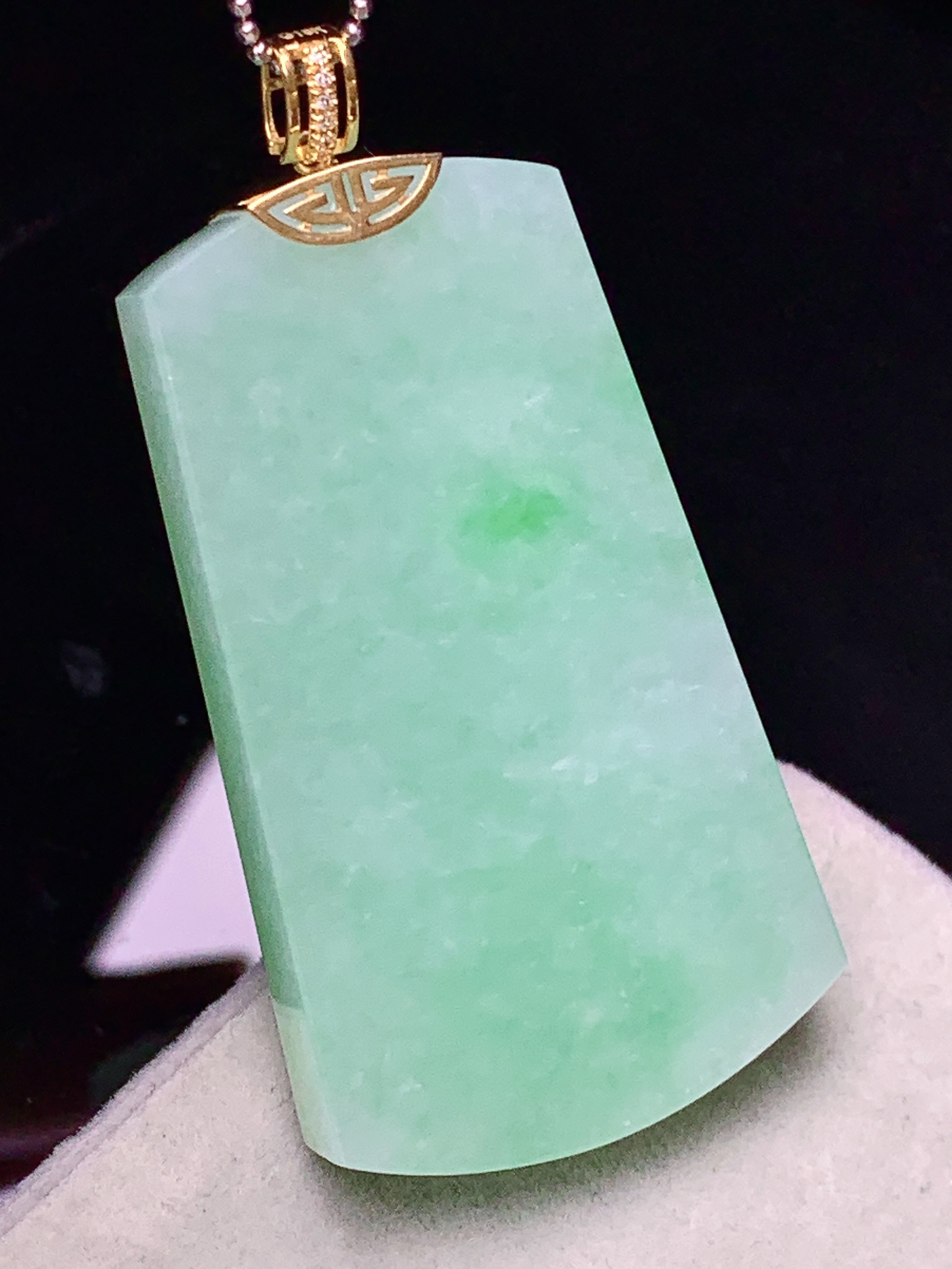 18金镶嵌阳绿无事牌吊坠 玉质细腻 色泽艳丽清新 整体尺寸49.2*25*6 z2